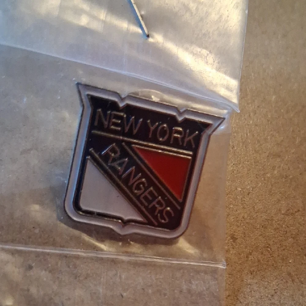 New York Rangers Pin - Picture 2 of 7